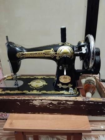 Ручная швейная машинка.