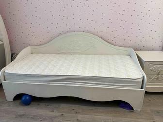 Продам кровать подростковую с матрасом и прикроватной тумбой
