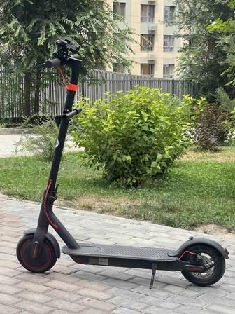 Продаю самокат xiaomi 365 pro в отличном состоянии