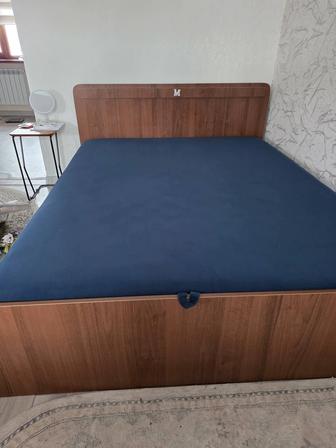 Кровать двуспальная.