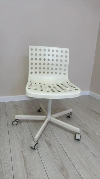 Продам стул на колесиках IKEA