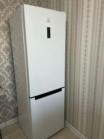 Продам холодильник indesit на запчасти