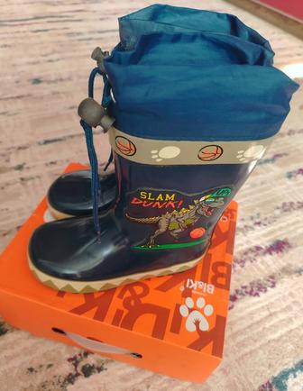 Продам резиновые сапожки на мальчика