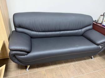 Кожаный диван в офис