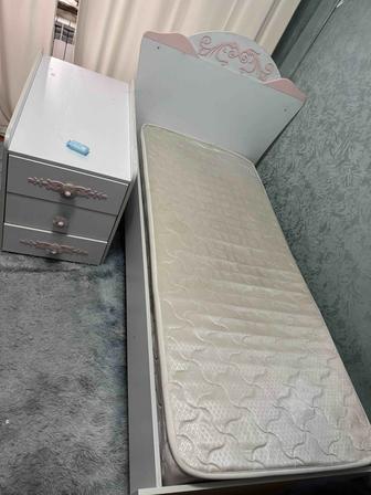 Односпальная кровать с матрасом и тумбочкой.