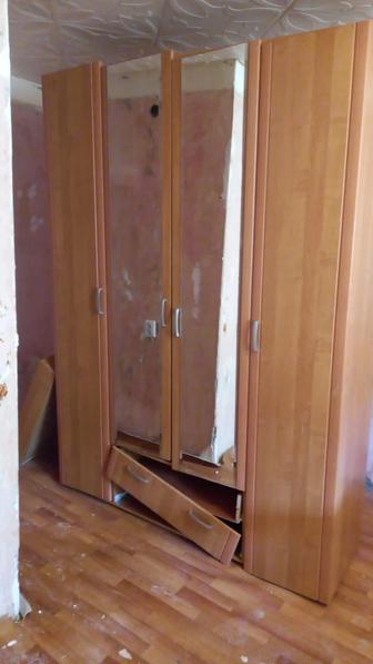 Кровать и шкаф