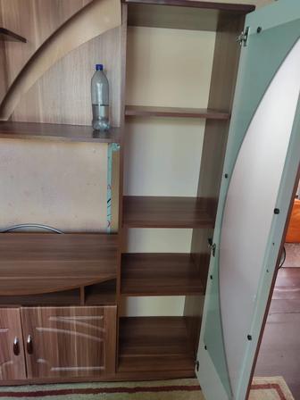 Продается шкаф в прихожую и в спальню.