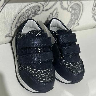 Продам кроссовки, для малышей 20 размер.