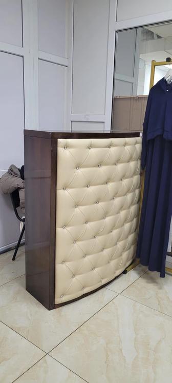 Продам срочно РЕСЕПШН, ЗЕРКАЛО для магазина одежды