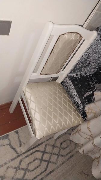 Продам стол и стулья большой состояние идеальное