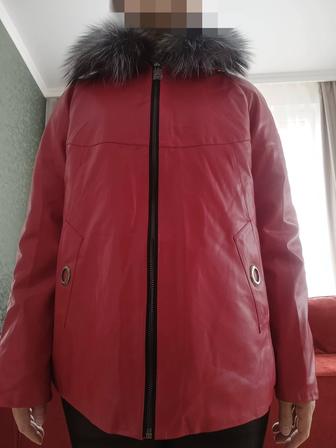 Кожаная куртка с меховым воротником