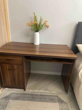 Стол размер 1 м 20 см на 60см ( высота 80 см)