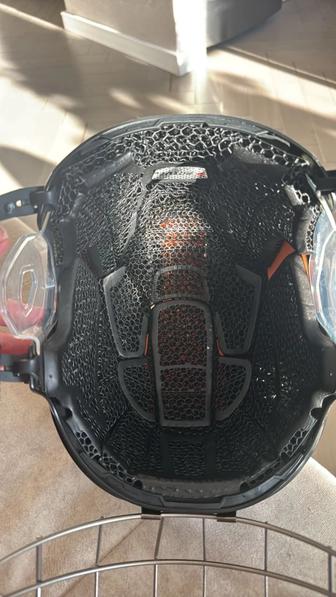 Продам новый шлем хоккейный профессиональный