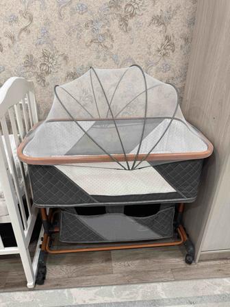 Детская люлька с регулируемым дном, на колесах