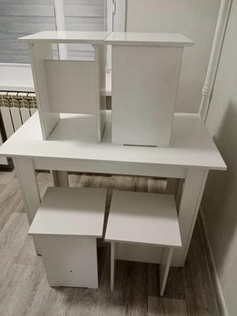 Стол и стулья