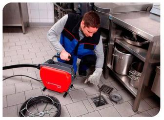 Чистка канализации машинкой.