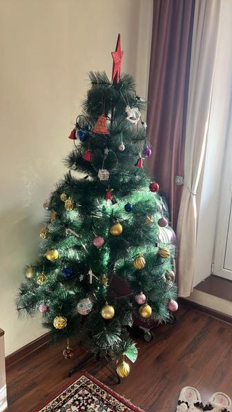 Елка с игрушками