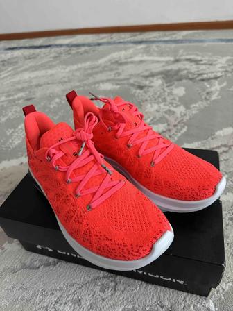 Продам новые Кроссовки Under Armour W Velociti 3