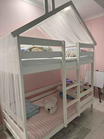 Двухъярусная детская кровать-домик с балдахином, отличное состояние