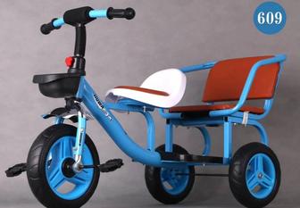Трехколесный велосипед с сиденьем сзади