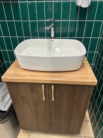 Тумба с накладной раковиной и смесителем, б/у