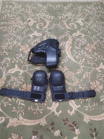 Продаю шлем перчатки новый