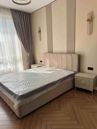 Двуспальная кровать и матрас в отличном состоянии. Кровать разобрана.