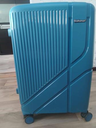 Чемодан средний красивый