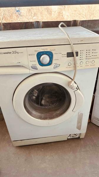 Отдам стиральную машину на запчасти.