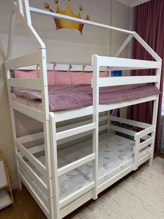 Детская двухъярусная кровать