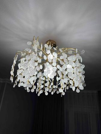 Люстра новая 8 лампочек