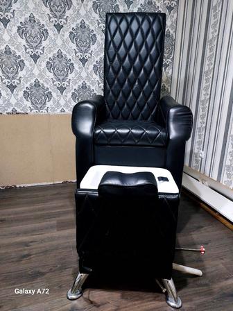 Педикюрное кресло и маникюрный стол