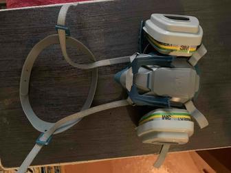 Защитная маска-респиратор с фильтрами.