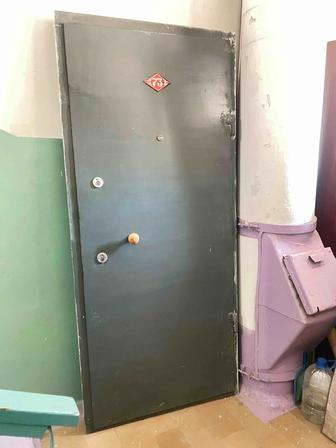 Продам металлическую дверь