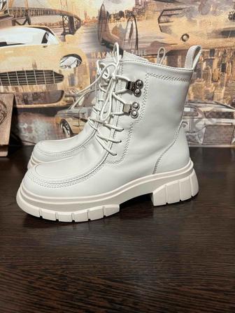 Продам женские зимние ботинки