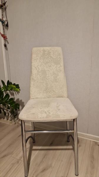 Продам 4 стула и стол в подарок