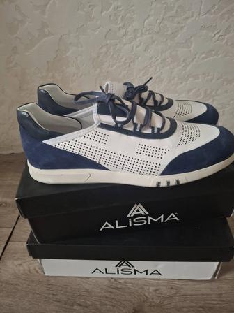 Продам мужскую обувь кроссовки.