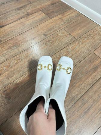 Продам белые ботинки Cucci
