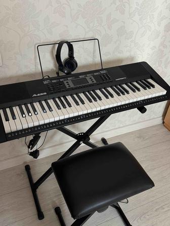 Продам почти новый синтезатор