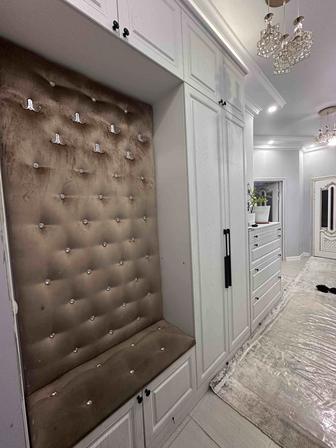 Прихожая с пуфиками