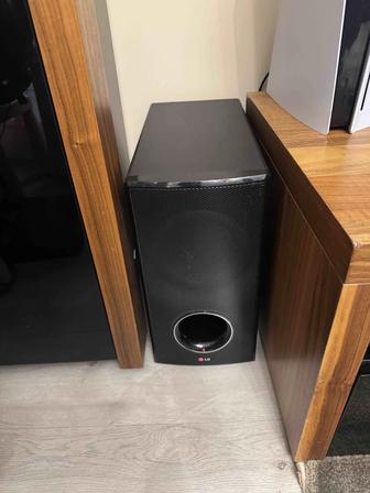 Сабвуфер и саундбар от LG и 2 микрофона шнуровые
