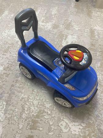 Продам беговел машинку в хорошем состоянии