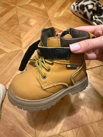 Продам осенние ботинки для мальчика