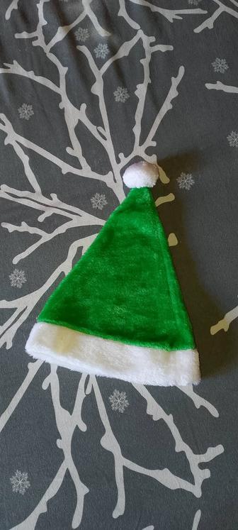 Новогодняя шапка Санты зеленая.