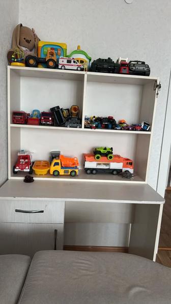 Стол письменный с полкой