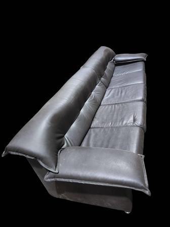 Продается диван, 3-5 м из кожзама, темно-коричневый.