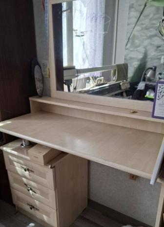 Продам столик с зеркалом