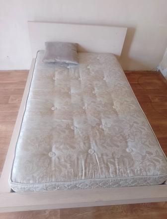 Продам кровать двухспальная с матрасом.