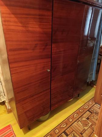 Шифоньер три двери