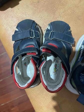 Продам кроссовки детские и еще пару обуви